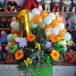 Cesta con globos y flores